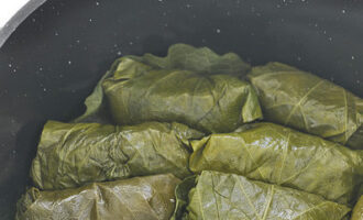 Ilagay ang dolma sa ibabaw ng mga dahon sa isang siksik na layer. Maaari mong ilatag ang mga blangko sa ilang mga layer.