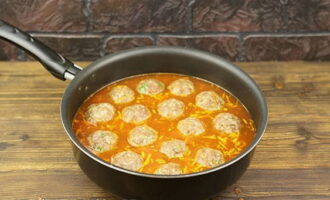 Voeg tomatenpuree toe aan de schaal en giet er gekookt water bij.