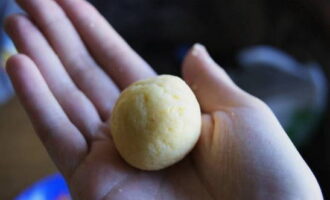 Bumubuo kami ng makinis na maliliit na bola mula sa siksik na kuwarta ng keso.