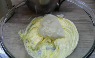 ค่อยๆ เติมครีมอุ่นๆ ลงในน้ำมัน ตีจนเนียน