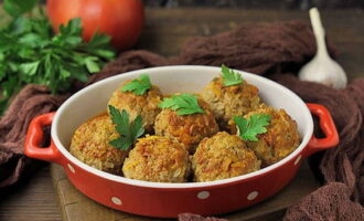 Versier sappige gehaktballetjes in tomatensaus met verse kruiden en serveer!