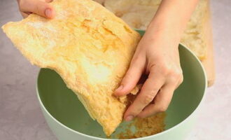 Dividiu els pastissos acabats en dues capes. Raspa amb cura les molles de la part superior.