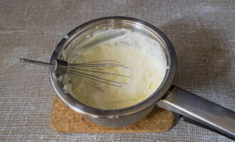 Vispa nu grädden med en mixer tills den är fluffig och tjock.