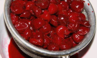 Đặt những quả anh đào đã bỏ hạt vào một cái rây và giữ lại chất lỏng.