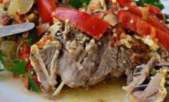 Se pune produsul fierbinte pe farfurii și se servește la cină. Puteți gusta din carnea suculentă! Se pune produsul fierbinte pe farfurii și se servește la cină. Puteți gusta din carnea suculentă!