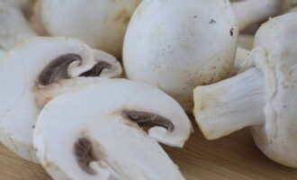 Com cuinar xampinyons al forn de manera senzilla i deliciosa? Netegeu suaument els bolets amb una tovallola humida, no renteu ni peleu. 