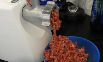Paano magluto ng makatas na minced beef cutlet? Hugasan namin ang karne at gilingin ito gamit ang isang gilingan ng karne kasama ang binalatan na sibuyas. Paano magluto ng makatas na minced beef cutlet? Hugasan namin ang karne at gilingin ito gamit ang isang gilingan ng karne kasama ang binalatan na sibuyas.