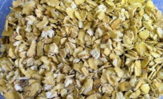 Paano gumawa ng masarap na kvass mula sa mga oats sa bahay? Naghuhugas kami ng oatmeal sa ilalim ng tubig na tumatakbo. Pagkatapos ay gilingin namin ang mga ito gamit ang isang blender.