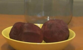 Hur man gör läcker betor kvass hemma? Vi tvättar betorna väl under rinnande vatten och rengör dem. För att förbereda kvass är det viktigt att välja rätt rödbetor. Den ska vara medelstor, utan bucklor eller sprickor, mörk vinröd i färgen och utan ett stort antal löv och rötter. 