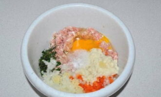 Com cuinar delicioses mandonguilles amb salsa en una paella? En un bol profund, combineu la carn picada, l'ou de gallina, el pa ratllat, la sal i les espècies. Afegiu-hi ceba picada, mig pebrot, all i herbes. Barregeu bé la massa.