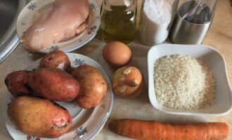 Com cuinar la sopa de mandonguilles de pollastre més deliciosa? Preparem els ingredients necessaris per fer la sopa.