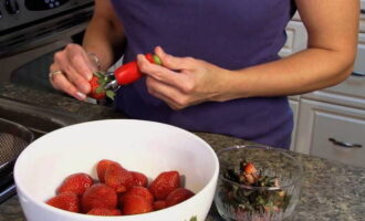 Hoe maak je een heerlijke aardbeienbereiding voor de winter? Laten we eerst de bessen sorteren.We verwijderen de staarten en verwende aardbeien. We wassen de bessen. Dit kan gedaan worden met behulp van een vergiet. Doe de schone aardbeien in een pan.