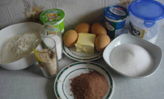 Cum să gătești prăjitura cu zebră în cuptor după rețeta clasică? Mai întâi spargeți ouăle într-un castron și bateți cu un mixer împreună cu zahărul granulat până când masa măcar își dublează volumul.
