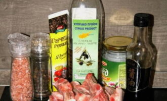 Hogyan készítsünk finom pácot sertésbordákhoz sütőben sütéshez? A pác elkészítéséhez minden szükséges hozzávalót kiszedünk. Hogyan készítsünk finom pácot sertésbordákhoz sütőben sütéshez? A pác elkészítéséhez minden szükséges hozzávalót kiszedünk.