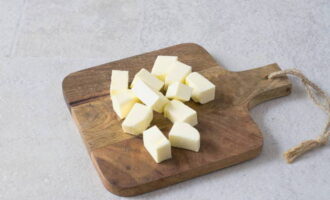 Com fer pastís de formatge de maduixa sense coure? Talleu la mantega a daus petits i deixeu-ho a temperatura ambient fins que es fongui. Com fer pastís de formatge de maduixa sense coure? Talleu la mantega a daus petits i deixeu-ho a temperatura ambient fins que es fongui.