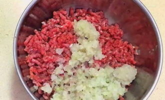 Cum să gătești cotlete suculente de vită la cuptor? Mai întâi, pregătiți carnea: răsuciți carnea de vită. Curățați și tăiați ceapa. Adăugați-l în carnea tocată în timpul celei de-a doua treceri printr-o mașină de tocat carne sau blender. 