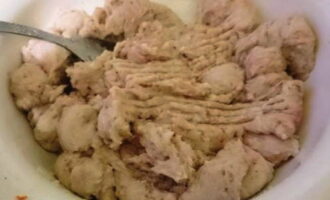 Com cuinar eriçons amb salsa de crema agra de carn picada amb arròs? Remeneu bé la carn picada amb sal i espècies al gust. Com cuinar eriçons amb salsa de crema agra de carn picada amb arròs? Remeneu bé la carn picada amb sal i espècies al gust.