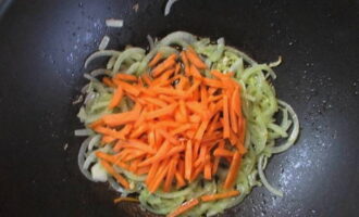 Cum să gătești pui în sos teriyaki acasă? Tăiem ceapa în jumătăți de rondele subțiri și morcovii fâșii mici. Prăjiți legumele în ulei vegetal într-un wok sau o tigaie obișnuită.