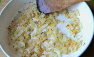 Paano maghanda ng salad na may funchose sa bahay? I-chop ang sibuyas at iprito ito sa isang kawali na may langis ng gulay hanggang sa bahagyang browned.