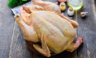 วิธีปรุงไก่ในซีอิ๊วในเตาอบอย่างโอชะ? เราล้างนกให้สะอาดใต้น้ำทั้งภายในและภายนอก