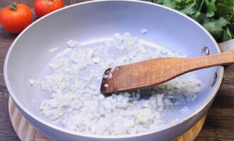 Cách nấu súp kharcho thịt cừu tại nhà? Gọt vỏ hành tây, cắt nhỏ và chiên trong chảo với dầu thực vật cho đến khi trong suốt. 