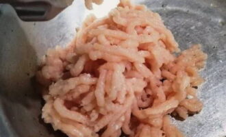 Cum să gătești cotlet de pui la aburi? Scoateți oasele de pe pieptul de pui. Clătiți carnea și tăiați-o în bucăți de dimensiuni medii. Treceți fileul printr-o mașină de tocat carne cu un grătar mare.