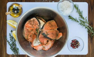 Strö fiskbitarna med salt, en blandning av nymalen peppar, smörj med olivolja och strö över saften av en halv citron.Täck biffarna med film och låt marinera i 10-15 minuter. 