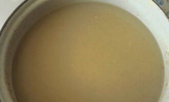 Ilagay ang tinadtad na oatmeal sa isang kasirola, magdagdag ng mainit na tubig at iwanan sa isang oven na preheated sa 150 degrees para sa mga 2 oras.