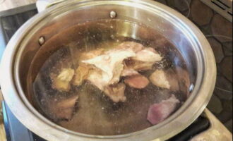 Com preparar una deliciosa sopa de remolatxa calenta? Posar la carn en aigua freda i bullir, afegint sal immediatament després de bullir. Retireu l'escuma que s'ha recollit a la superfície i continueu cuinant el brou durant 30 minuts.