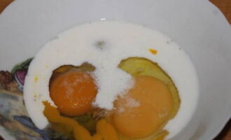Hoe kook je heerlijke roerei in een koekenpan als ontbijt? Combineer eieren met melk, voeg peper en zout toe. Klop alles door elkaar.