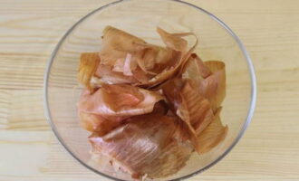 วิธีการปรุง brisket ในเปลือกหัวหอมที่บ้าน? ในการเริ่มต้น เราเตรียมส่วนผสมทั้งหมด: หมูสามชั้น เปลือกหัวหอม กระเทียม ออลสไปซ์ ใบกระวาน น้ำ และเกลือหัวหอมต้องล้างให้สะอาดในน้ำเย็น ไม่ควรมีทรายหรือสิ่งสกปรกอื่นเหลืออยู่ เราทำความสะอาดเปลือกและล้างอีกครั้งในน้ำ คุณจะได้เปลือก 5 กรัมหากปอกหัวหอมใหญ่ประมาณ 6 หัว วิธีการปรุง brisket ในเปลือกหัวหอมที่บ้าน? ในการเริ่มต้น เราเตรียมส่วนผสมทั้งหมด: หมูสามชั้น เปลือกหัวหอม กระเทียม ออลสไปซ์ ใบกระวาน น้ำ และเกลือ หัวหอมต้องล้างให้สะอาดในน้ำเย็นไม่ควรมีทรายหรือสิ่งสกปรกอื่นเหลืออยู่ เราทำความสะอาดเปลือกและล้างอีกครั้งในน้ำ คุณจะได้เปลือก 5 กรัมหากปอกหัวหอมใหญ่ประมาณ 6 หัว