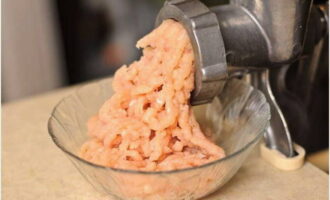 Com cuinar costelles de dieta al vapor en un multicooker de Redmond? Separeu el pa blanc de les crostes i talleu-lo a trossos petits. Poseu-los en un bol de llet fins que estiguin ben xops. Deixar uns 5 minuts, després treure i pastar el pa amb una forquilla.