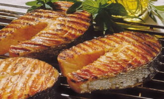 Fiskbiffar ska tillagas på ett grillgaller, föroljade, över hög värme. Innan detta ska fisken täckas med olja igen på båda sidor. Detta gör att den bildar en vacker krispig skorpa när den steks, och den kommer att förbli saftig inuti. 