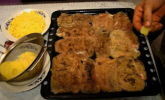 ทาแผ่นอบด้วยน้ำมันพืชเพื่อไม่ให้ไก่ไหม้และวางเนื้อไว้ วางชิ้นสับปะรดไว้ด้านบน ถ้าคุณชอบสับปะรดให้รู้สึกดีคุณสามารถใช้ทั้งวงได้