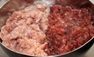 Paano magluto ng mga makatas na cutlet mula sa tinadtad na baboy at baka? I-defrost ang tinadtad na karne nang maaga. Ilagay ang parehong mga produkto sa isang karaniwang mangkok.