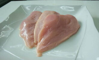 Paano magluto ng basturma mula sa dibdib ng manok sa bahay? Una, kunin ang dibdib at putulin ang lahat ng labis na bahagi: tendon, piraso ng taba at pelikula.