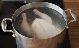 Hoe maak je heerlijke koolsoep in kippenbouillon? Was de kip en doe hem in een pan met water. Zet het fornuis aan en begin met het koken van de bouillon. Verwijder tijdens het kookproces het schuim en laat nog 1,5 uur op het vuur staan. 
