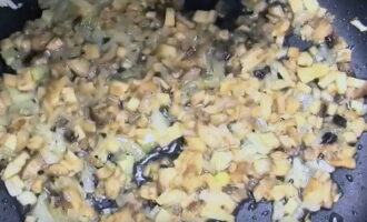 En una paella, sofregiu en oli vegetal la ceba tallada a daus i els alls triturats, afegiu-hi les potes i deixeu-ho coure uns minuts, després deixeu-ho refredar.