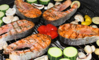 Du måste ha den röda fisken på grillen i 3 minuter på varje sida, varefter du kan lägga den på ett fat. 