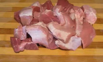 Paano magluto ng makatas at masarap na tinadtad na mga cutlet ng baboy sa oven? Pinoproseso namin ang baboy: gupitin ang mga pelikula at ugat. Banlawan sa ilalim ng maligamgam na tubig at tuyo gamit ang isang tuwalya ng papel. Gupitin sa maliliit na piraso gamit ang isang matalim na kutsilyo.
