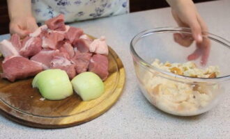 Com cuinar costelles sucoses en una safata de forn al forn? Remullar el pa blanc amb llet i tallar la carn a trossos grans. Per preparar aquestes costelles, la carn picada amb carn de porc i vedella en una proporció 1:1 és la més adequada. Talleu la ceba a rodanxes i tritureu juntament amb la carn a través d'una picadora de carn. 