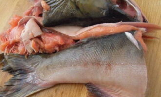 Hur lagar man saftig rosa laxsoppa hemma? Vi rengör huden på fisken, tar bort små fjäll och fenor. Vi tvättar fiskbitarna väl.