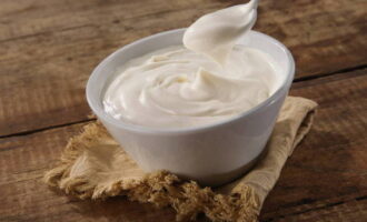 Col·loqueu els bolets fregits amb ceba i formatge en un bol, amaniu-los amb crema agra i herbes, sal i pebre. És important recordar que cal afegir una mica més de sal, ja que els taps en si no estan salats.