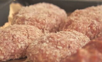 Pagbubuo ng mga cutlet. Upang hindi dumikit ang tinadtad na karne, mas mainam na gumawa ng mga cutlet na may basang mga kamay. Pagbubuo ng mga cutlet. Upang hindi dumikit ang tinadtad na karne, mas mainam na gumawa ng mga cutlet na may basang mga kamay.