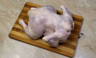 วิธีการปรุงไส้กรอกไก่ที่บ้าน? ล้างไก่ให้สะอาดแล้วหั่นเป็นชิ้นแยกกัน