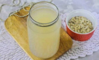 Ibuhos ang kvass sa kinakailangang lalagyan at ihain. Bon appetit! 