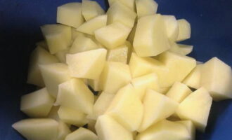 Hoe maak je heerlijke soep met dumplings? We wassen de kip goed, doen hem in een pan, vullen hem met water en leggen hem op het vuur. Schil de aardappelen en snijd ze in blokjes. Voeg het toe aan de kip en kook op laag vuur. Voeg zout en peper naar smaak toe.