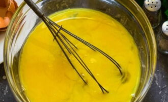 Cum să gătești o omletă pufoasă ca la grădiniță? Scoateți ouăle din frigider și lăsați-le să stea la temperatura camerei. Rupeți-le într-un castron adânc. Folosind o furculiță sau un tel, bateți ouăle până se omogenizează. Puteți folosi un mixer de imersie la viteză mică.