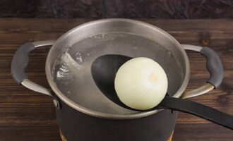 Hur man förbereder klassisk sorrelsoppa med ägg enligt ett steg-för-steg-recept? Koka kycklingköttet i saltat vatten tillsammans med den skalade löken.
