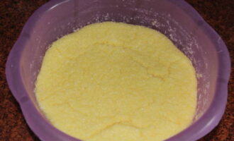 Cum se prepară un aluat delicios pentru prăjitura de Paște? Bateți ouăle cu o furculiță sau un tel. Apoi, amestecați produsul cu zahăr obișnuit, lapte cald, unt moale și drojdie proaspătă. Lăsați piesa de prelucrat câteva ore.